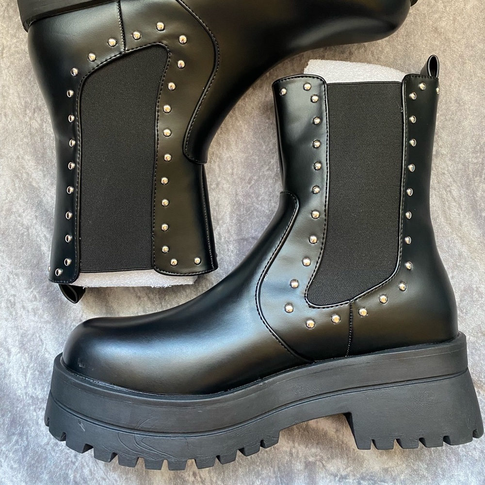 Women’s Size 8 Studded Black Boots